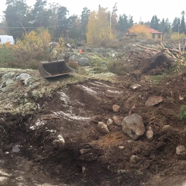 skärgård, gräva, husbygge, design, arkitektur, sommarstuga, altan, spränga, grävmaskin, plattapåmark, täby, stockholm, sverige, arkitekturdesign, motorsåg, bascointeriör, bastu, spa, håkancorneliusson, bygg, brunn, fällaträd, altandäck, utekök, betong, gjuta