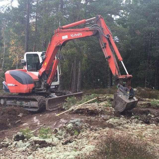 skärgård, gräva, husbygge, design, arkitektur, sommarstuga, altan, spränga, grävmaskin, plattapåmark, täby, stockholm, sverige, arkitekturdesign, motorsåg, bascointeriör, bastu, spa, håkancorneliusson, bygg, brunn, fällaträd, altandäck, utekök, betong, gjuta