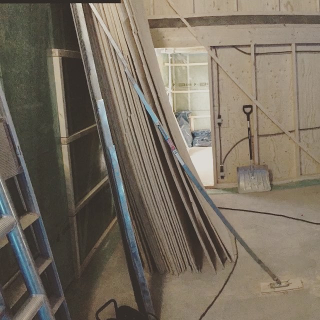 skärgård, gräva, husbygge, design, arkitektur, sommarstuga, altan, spränga, grävmaskin, arkitekt, plattapåmark, täby, stockholm, sverige, arkitekturdesign, uppfart, bascointeriör, bastu, spa, håkancorneliusson, bygg, brunn, anläggaväg, betong, gjuta, kantelement, golvvärme, byggahus, lösvirkeshus